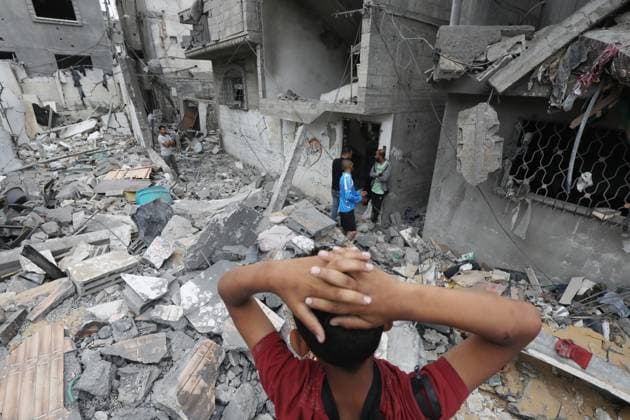 Bilder des Jahres 2024, News 04 April News Themen der Woche KW17 News Bilder des Tages Palestinians search for bodies and survivors amidst the rubble of a destroyed house following an Israeli air strike in Al Nusairat refugee camp Palestinians search for bodies and survivors amidst the rubble of a destroyed house following an Israeli air strike in Al Nusairat refugee camp, southern Gaza Strip, 27 April 2024. More than 34,300 Palestinians and over 1,455 Israelis have been killed, according to the Palestinian Health Ministry and the Israel Defense Forces (IDF), since Hamas militants launched an attack against Israel from the Gaza Strip on 07 October 2023, and the Israeli operations in Gaza and the West Bank which followed it. Photo by Omar Ashtawy apaimages Nusairat Gaza Strip Palestinian Territory 270424_Nusairat_OSH_00(24) Copyright: xapaimagesxOmarxAshtawyx xapaimagesx