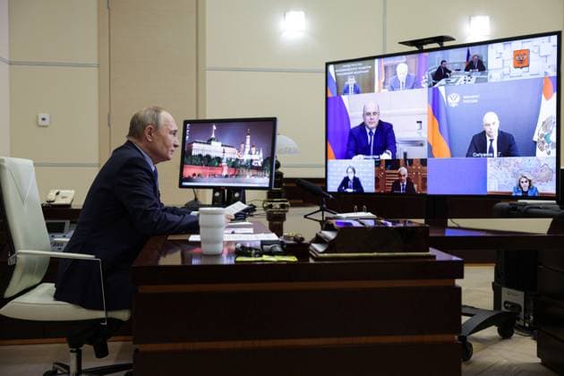 News Themen der Woche KW17 News Bilder des Tages RUSSIA, MOSCOW REGION - APRIL 27, 2024: Russia s President Vladimir Putin is seen in his office at the Novo-Ogaryovo residence during a video conference meeting on economic issues. Gavriil Grigorov Russian Presidential Press and Information Office TASS  69451402