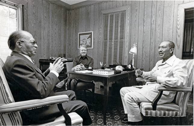 Archivbilder der Woche KW17 Egypt - Israel Summit at Camp David President Anwar al-Sadat of Egypt, right, listens to Premier Menachem Begin of Israel, left, as United States President Jimmy Carter, center, looks on September 6, 1978 at Camp David, the U.S. presidential retreat in Thurmont, Maryland. .Photo by Karl Schumacher White House CNP-PHOTOlink. Thurmont Maryland United States of America EDITORIAL USE ONLY Copyright: xx KarlxSchumacherx phlphotos365718