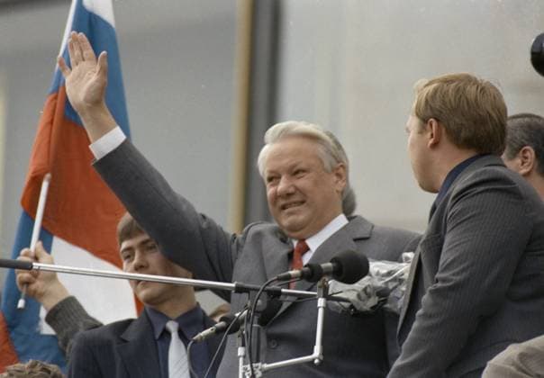 Moscow, USSR. President of the RSFSR Boris Yeltsin (C) stands on the balcony of the House of Soviets of the RSFSR during a rally in defense of democracy after a failed attempt by members of the State Committee on the State of Emergency in the USSR to carry out a coup in the country. In order to prevent the signing of the Union Treaty which was supposed to replace the USSR with a new federation of sovereign states, members of the SCSE led by Vice-President of the USSR Gennady Yanayev removed the President of the USSR from power and introduced a state of emergency in the country. Alexander Chumichev TASS  32398916