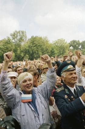 Moscow, USSR. Participants of a mass rally in defense of democracy gather near the House of Soviets of the RSFSR after a failed attempt by members of the State Committee on the State of Emergency in the USSR to carry out a coup in the country. In order to prevent the signing of the Union Treaty which was supposed to replace the USSR with a new federation of sovereign states, members of the SCSE led by Vice-President of the USSR Gennady Yanayev removed the President of the USSR from power and introduced a state of emergency in the country. Alexander Chumichev TASS  32444932