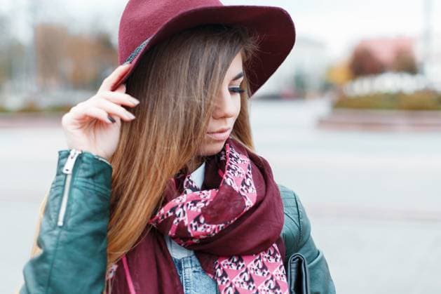 Mädchen mit modischem burgunderrotem Hut *** Girls with fashionable burgundy Hat 1102803498 ,model released, Symbolfoto