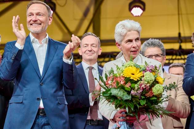News Themen der Woche KW17 News Bilder des Tages Christian Lindner + Marie-Agnes Strack-Zimmermann - FDP Bundesparteitag 2024 EUR, Deutschland, Berlin, 27.04.2023: Parteivorsitzender der FDP Christian Lindner gratuliert der Spitzenkandidatin der FDP zur Europawahl Marie-Agnes Strack-Zimmermann. Die FDP will nach dem Parteitag eine neue Wirtschaftspolitik in der Ampelkoaltion durchsetzen. *** Christian Lindner Marie Agnes Strack Zimmermann FDP Federal Party Conference 2024 EUR, Germany, Berlin, 27 04 2023 FDP Party Chairman Christian Lindner congratulates the FDPs top candidate for the European elections Marie Agnes Strack Zimmermann The FDP wants to push through a new economic policy in the traffic light coalition after the party conference