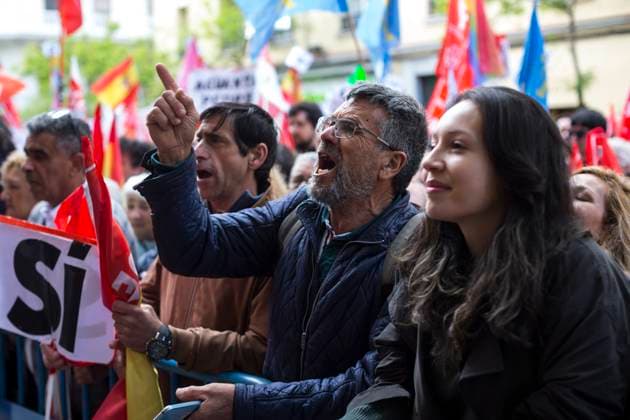 News Themen der Woche KW17 News Bilder des Tages Spanien, Unterstützer von Pedro Sanchez in Madrid auf den Straßen Demonstration to support Pedro Sanchez in Madrid, Spain - 27 Apr 2024 A protester shouts, during a demonstration on Ferraz Street in Madrid, in support of Pedro Sanchez to continue in the position of president. Pedro Sanchez, canceled his public agenda for four days and reflects on his continuity as head of the Executive. The Federal Committee of the Spanish Socialist Workers Party (PSOE) held a meeting and demonstrated at the national headquarters on Ferraz Street in Madrid to show support for the party s general secretary and president of the Government of Spain Pedro Sanchez. Madrid Spain Copyright: xLuisxSotox xSOPAxImagesx LSOTOPS10