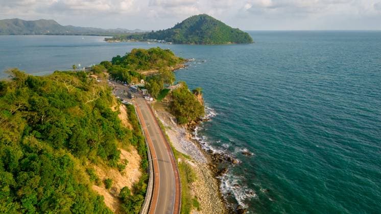Chantaburi Province Thailand, Road along the beach and ocean car driving on the curved road of Thailand. road landscape in summer. it s nice to drive on the beachside highway. Chantaburi Province Thailand Gulf of Thailand Copyright: xZoonar.com FokkexBaarssenx 21460545