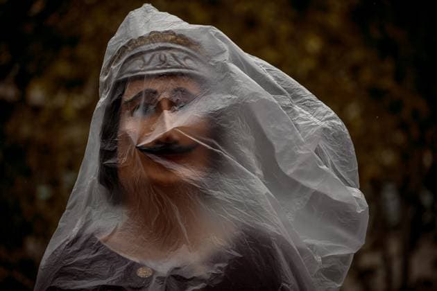 News Themen der Woche KW17 News Bilder des Tages April 28, 2024, Barcelona, Catalonia, Spain: A giant figure is covered with plastic to protect it from rain during a gathering of at Barcelona s Arc de Triomf to mark the 600th anniversary of the first festive giant in Barcelona in 2424. Barcelona Spain - ZUMAo105 20240428_fap_o105_016 Copyright: xMatthiasxOesterlex