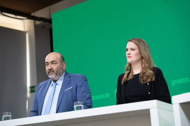 Kampagnenpräsentation zur Europawahl 2024 von BÜNDNIS 90 DIE GRÜNEN in Berlin Omid Nouripour, Bundesvorsitzender, Terry Reintke, Spitzenkandidatin zur Europawahl, Ricarda Lang, Bundesvorsitzende, Emily Büning, Politische Geschäftsführerin (von links) während der Kampagnenpräsentation;Kampagnenpräsentation zur Europawahl 2024 von BÜNDNIS 90 DIE GRÜNEN in Berlin Omid Nouripour, Bundesvorsitzender, Terry Reintke, Spitzenkandidatin zur Europawahl, Ricarda Lang, Bundesvorsitzende, Emily Büning, Politische Geschäftsführerin (von, Berlin Berlin Deutschland Alte Münze - Eventlocation *** Campaign presentation for the 2024 European elections of Alliance 90 The Greens in Berlin Omid Nouripour, Federal Chairman, Terry Reintke,