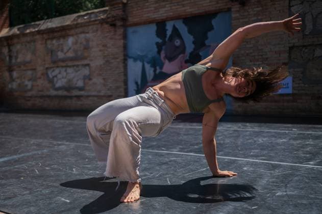 Entertainment Themen der Woche KW17 Entertainment Bilder des Tages Spanien, Festival des Zeitgenössischen Tanzes in Saragossa Dancer Maria Ganzarain performs at the Danza Minima contemporary dance festival in Centro Civico Salvador Allende, Zaragoza, Spain Zaragoza Spain Copyright: xNanoxCalvox xVWPicsx NN-DanzaMinimaFestival-39