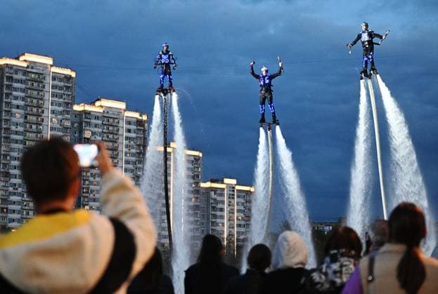 News Themen der Woche KW17 News Bilder des Tages Russia River Navigation 8671857 28.04.2024 Athletes ride flyboards during a show making the beginning of summer river navigation at South River Station in Moscow, Russia. Kirill Zykov Sputnik Moscow Russia  Copyright: xKirillxZykovx