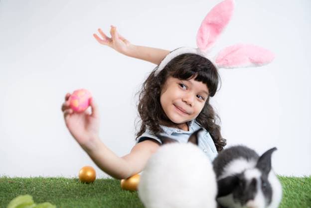 Easter bunny fun with little children the beauty of friendship between humans and animals Easter bunny fun with little children the beauty of friendship between humans and animals ,model released, Symbolfoto Copyright: xZoonar.com WosunanxPhotostoryx 21506361 ,model released, Symbolfoto ,property released