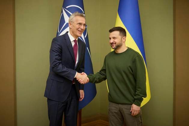 News Themen der Woche KW18 News Bilder des Tages April 29, 2024, Kiev, Kyiv Oblast, Ukraine: Ukrainian President Volodymyr Zelenskyy, right, shakes hands with NATO Secretary General Jens Stoltenberg, left, before the start of bilateral discussions at the Mariinsky Palace, April 29, 2024, in Kyiv, Ukraine. Kiev Ukraine - ZUMAp138 20240429_zaa_p138_036 Copyright: xUkrainexPresidency UkrainianxPrex