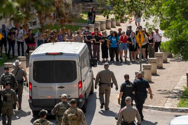 News Themen der Woche KW18 News Bilder des Tages April 29, 2024, Austin, Tx, United States: A police van is blocked by protesters after they arrest Pro-Palestinian protesters as the University of Texas at Austin is rocked by demonstrations for a third straight day when dozens of students and supporters attempted to set up a tent city on the South Lawn April 29, 2024. Texas DPS, Austin police and UT police reported taking away at least protesters and clearing the site Austin United States - ZUMAd150 20240429_znp_d150_037 Copyright: xBobxDaemmrichx