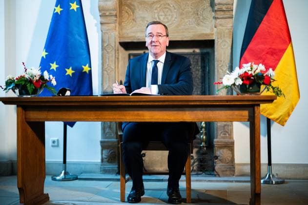 News Themen der Woche KW18 News Bilder des Tages 30.04.2024 - Boris Pistorius (SPD) in Osnabrück: Der Bundesverteidigungsminister unterzeichnet den Osnabrücker Erlass im Historischen Rathaus der Stadt. Es werden damit neue Strukturen in der Bundeswehr und dem Bundesministerium für Verteidigung geschaffen. Mit der Unterzeichnung wird der Dresdner Erlass aus 2012 abgelöst. , *** 30 04 2024 Boris Pistorius SPD in Osnabrück The Federal Minister of Defense signs the Osnabrück Decree in the citys historic town hall It creates new structures in the Bundeswehr and the Federal Ministry of Defense The signing replaces the Dresden Decree from 2012 ,