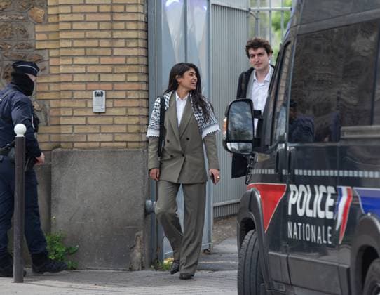 Bilder des Jahres 2024, News 04 April News Bilder des Tages Rima Hassan Leaves The Police Station - Paris Franco-Palestinian jurist and activist, candidate for European elections for Unbowed France (LFI) Rima Hassan, flanked by her lawyer, leaves a police station, in Paris, France on April 30, 2024, where she iwas questioned in connection with investigations into apologie du terrorisme (defence of terrorism) after making remarks about the war in the Middle East. Photo by Florian Poitout ABACAPRESS.COM Paris France  Copyright: xPoitoutxFlorian ABACAx