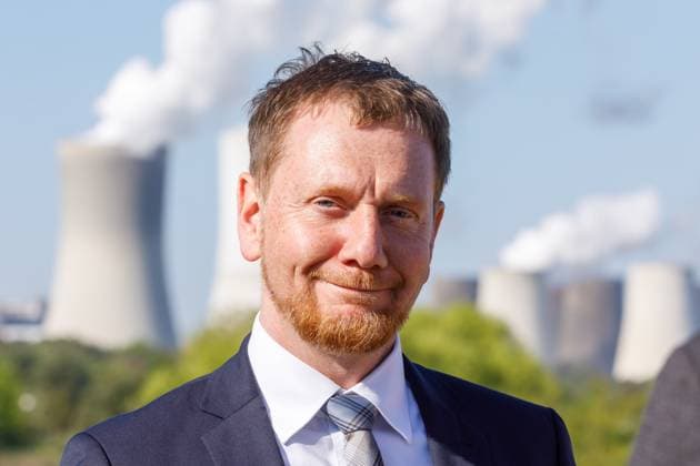 News Themen der Woche KW18 News Bilder des Tages Einweihung Solarpark Boxberg - Michael Kretschmer DEU Deutschland Sachsen Nochten, 30.04.2024, Inbetriebnahme des Solarparks Boxberg (Nochten), Der saechsische Ministerpraesident Michael Kretschmer (CDU) nimmt an der Einweihung des neuen LEAG-Solarparks teil und haelt eine Rede. Im Hintergrund das Braunkohlekraftwerk Boxberg. Der Solarpark Boxberg ist Teil der LEAG-Gigawattfactory in der Lausitz. Im Anschluss findet eine gemeinsame Kabinettsitzung der saechsichen und der brandenburgischen Landesregierung mit MP Dietmar Woidke im Kraftwerk Boxberg statt. *** Inauguration of Boxberg solar park Michael Kretschmer DEU Germany Saxony Nochten, 30 04 2024, Commissioning of the Boxberg Nochten solar park , Saxonys State Premier Michael Kretschmer C AF_Boxberg_67519