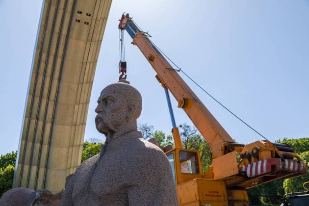 Bilder des Jahres 2024, News 04 April News Bilder des Tages KYIV, UKRAINE - APRIL 30, 2024 - The dismantling of the monument commemorating the Pereiaslav Agreement, an official meeting that convened for a ceremonial pledge of allegiance by Cossacks to the Tsar of Russia in the town of Pereiaslav, central Ukraine, in January 1654, begins under the Arch of Freedom of the Ukrainian People, formerly known as the Peoples? Friendship Arch, Kyiv, capital of Ukraine. Monument to Pereiaslav Agreement to be dismantled in Kyiv  Copyright: xKirilxChubotinx