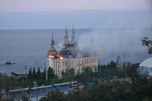 Bilder des Jahres 2024, News 04 April News Bilder des Tages Russian Missile Attack On Odesa The Palace of Students of the Odesa Law Academy is on fire due to a Russian missile attack in Odesa, southern Ukraine, which has killed five people. Preliminary reports indicate that the Russian army used a ballistic missile with cluster munition to strike the southern Ukrainian port city. April 29, 2024. Photo by Nina Liashonok Ukrinform ABACAPRESSC.OM Odesa Ukraine  Copyright: xLyashonokxNina Ukrinform ABACAx