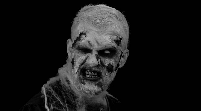 Zombie man with makeup with fake wounds scars looking at camera and screaming, trying to scare Zombie man with makeup with fake wounds scars and white contact lenses looking at camera and screaming, trying to scare in dark studio room. Sinister dead guy. Halloween, filming, staging concept Copyright: x RECORD DATE NOT STATED