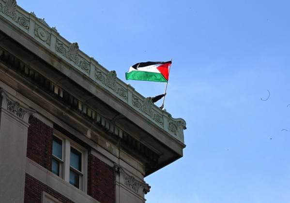 News Themen der Woche KW18 The flag of Palestine is waved from the roof of Hamilton Hall of Columbia University in New York City on Tuesday, April 30, 2024. Pro-Palestine student demonstrators occupied the Hamilton Hall building overnight and have refused to vacate the premises.  NYP20240430517 LOUISxLANZANO