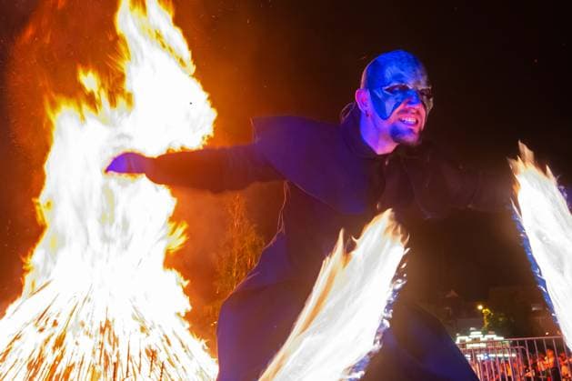 Ein Darsteller des Hexen- und Teufelsspektakel (Helmis Self Theater) waehrend seiner Feuershow bei der Walpurgisnacht am 30.04.2024 auf dem Domplatz in Erfurt. Die Hexen und Teufel geben sich jedoch laengst noch nicht geschlagen und versuchen, mit einem hoellischen Spektakel in der Walpurgisnacht letztmalig den Sieg des Fruehlings zu verhindern. Der Name des Festes leitet sich von der heiligen Walburga ab, deren Gedenktag bis ins Mittelalter am 1. Mai, dem Tag ihrer Heiligsprechung, gefeiert wurde. An actor from the witch and devil spectacle (Helmis Self Theater) during his fire show at Walpurgis Night on April 30, 2024 on the cathedral square in Erfurt. However, the witches and devils are far from giving up and try to prevent the victory o