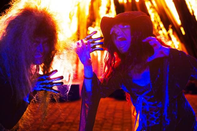 Darsteller des Hexen- und Teufelsspektakel (Helmis Self Theater) tanzen als Hexen und Teufel waehrend der Walpurgisnacht am 30.04.2024 auf dem Domplatz in Erfurt. Die Hexen und Teufel geben sich jedoch laengst noch nicht geschlagen und versuchen, mit einem hoellischen Spektakel in der Walpurgisnacht letztmalig den Sieg des Fruehlings zu verhindern. Der Name des Festes leitet sich von der heiligen Walburga ab, deren Gedenktag bis ins Mittelalter am 1. Mai, dem Tag ihrer Heiligsprechung, gefeiert wurde. Actors of the Witches and Devils Spectacle (Helmis Self Theater) dance as witches and devils during Walpurgis Night on April 30, 2024 on the cathedral square in Erfurt. However, the witches and devils are far from giving up and try to prevent