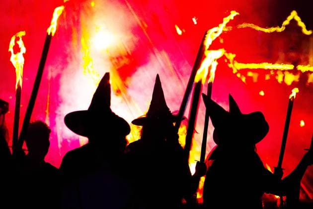 Darsteller des Hexen- und Teufelsspektakel (Helmis Self Theater) tanzen als Hexen und Teufel waehrend der Walpurgisnacht am 30.04.2024 auf dem Domplatz in Erfurt. Die Hexen und Teufel geben sich jedoch laengst noch nicht geschlagen und versuchen, mit einem hoellischen Spektakel in der Walpurgisnacht letztmalig den Sieg des Fruehlings zu verhindern. Der Name des Festes leitet sich von der heiligen Walburga ab, deren Gedenktag bis ins Mittelalter am 1. Mai, dem Tag ihrer Heiligsprechung, gefeiert wurde. Actors of the Witches and Devils Spectacle (Helmis Self Theater) dance as witches and devils during Walpurgis Night on April 30, 2024 on the cathedral square in Erfurt. However, the witches and devils are far from giving up and try to prevent