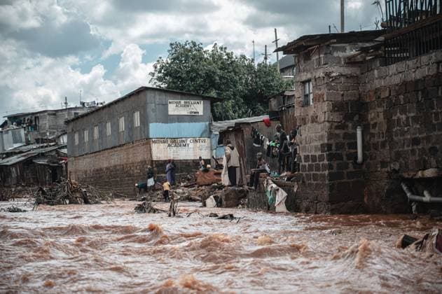News Themen der Woche KW18 News Bilder des Tages (240430) -- NAIROBI, April 30, 2024 -- People are seen near a flooded river in the Mathare slums in Nairobi, Kenya, on April 30, 2024. Heavy rains pounding several parts of Kenya and devastating flash floods have left 169 people dead, a government official said. ) KENYA-NAIROBI-FLOODS WangxGuansen 