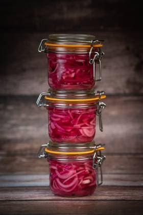 IMAGO Creative, Food, Pickled Onions RECIPE FOR ONION PICKLES IN JARS, WHITE WINE VINEGAR, WHITE WINE, SUGAR, PEPPER RECIPE FOR ONION PICKLES IN JARS, WHITE WINE VINEGAR, WHITE WINE, SUGAR, PEPPER. High quality photo Copyright: xJean-BernardxNadeau RECORD DATE NOT STATED