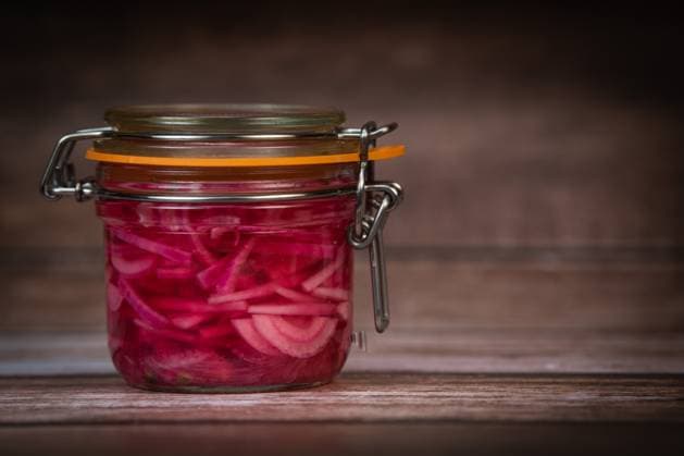 IMAGO Creative, Food, Pickled Onions RECIPE FOR ONION PICKLES IN JARS, WHITE WINE VINEGAR, WHITE WINE, SUGAR, PEPPER RECIPE FOR ONION PICKLES IN JARS, WHITE WINE VINEGAR, WHITE WINE, SUGAR, PEPPER. High quality photo Copyright: xJean-BernardxNadeau RECORD DATE NOT STATED