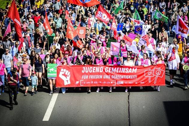 News Themen der Woche KW18 News Bilder des Tages 1. Mai Demo Dortmund ** NUR FÜR REDAKTIONELLE ZWECKE ** EDITORIAL USE ONLY **<p>Große 1. Mai Demo des DGB am 1. Mai 2024 in Dortmund. Von der Innenstadt geht es über die Ruhrallee in den Westfalenpark. Unter den Gästen: Die NRW Wirtschaftsministerin Mona Neubaur , Die Grünen, und Andrea Kocsis, Verdi. Deutschland NRW Dortmund Copyright: RalfxRottmann *** 1 May demo Dortmund FOR EDITORIAL PURPOSES ONLY EDITORIAL USE ONLY p Large 1 May demo of the DGB on 1 May 2024 in Dortmund From the city center via Ruhrallee to Westfalenpark Among the guests The NRW Minister of Economic Affairs Mona Neubaur , The Greens, and Andrea Kocsis, Verdi Deutschland NRW Dortmund Copyright RalfxRottmann Copyright: RalfxRottmann doc7v8jue2m2bm1cqoux13d ,EDITORIAL USE ONLY
