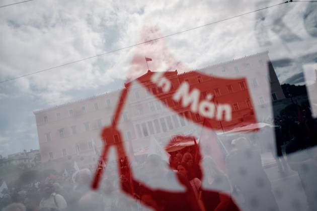 News Themen der Woche KW18 News Bilder des Tages International Labour Day In Athens A banner is displayed in front of the Greek Parliament during a demonstration marking International Labour Day in Athens, Greece, on May 1, 2024. Athens Greece  Copyright: xNikolasxKokovlisx originalFilename: kokovlis-notitle240501_npeVs.jpg