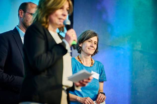 Franziska Tanneberger - Allianz der Pioniere EUR, Deutschland, Berlin, 30.04.2024: Franziska Tanneberger (re) von Greifswald Moor Centrum erhält anlässlich der Auftaktveranstaltung Allianz der Pioniere einen Förderbescheid für weitere Studien. Die Bundesregierung und Unternehmen setzen auf Paludikultur. Die Initiative toMOORow bündelt das Verbundvorhaben PaludiAllianz und ebnet gemeinsam mit 14 namhaften Unternehmen den Weg für die Wiedervernässung und gleichzeitige (land-) wirtschaftliche Nutzung von Mooren. Paludikultur nennt sich die wirtschaftliche Nutzung von wiedervernässten Mooren.