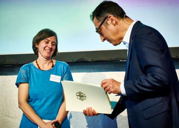 Franziska Tanneberger + Cem Özdemir - Allianz der Pioniere EUR, Deutschland, Berlin, 30.04.2024: Franziska Tanneberger (li) von Greifswald Moor Centrum erhält vom Bundeslandwirtschaftsminister Cem Özdemir (re) anlässlich der Auftaktveranstaltung Allianz der Pioniere einen Förderbescheid für weitere Studien. Die Bundesregierung und Unternehmen setzen auf Paludikultur. Die Initiative toMOORow bündelt das Verbundvorhaben PaludiAllianz und ebnet gemeinsam mit 14 namhaften Unternehmen den Weg für die Wiedervernässung und gleichzeitige (land-) wirtschaftliche Nutzung von Mooren. Paludikultur nennt sich die wirtschaftliche Nutzung von wiedervernässten Mooren.