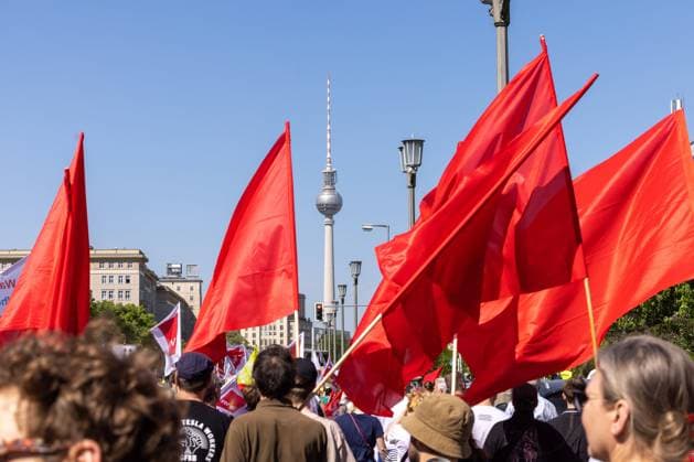 News Themen der Woche KW18 News Bilder des Tages Berlin Mai-Kundgebung und Maifest des DGB, Mehr Lohn, mehr Freizeit, mehr Sicherheit , Berlin, 01.05.2024 Rote Flaggen, Berliner Fernsehturm Mai-Kundgebung und Maifest des DGB, Mehr Lohn, mehr Freizeit, mehr Sicherheit , Berlin, 01.05.2024 *** Berlin May Day rally and May Day festival of the DGB, More pay, more free time, more security , Berlin, 01 05 2024 Red flags, Berlin TV tower May Day rally and May Day festival of the DGB, More pay, more free time, more security , Berlin, 01 05 2024 Copyright: xEibner-Pressefoto JadrankoxMarjax EP_JMC