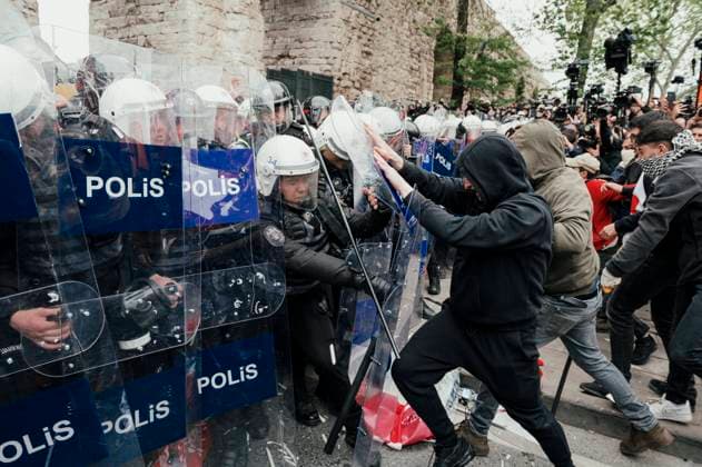 Bilder des Jahres 2024, News 05 Mai News Themen der Woche KW18 News Bilder des Tages May 1 March In Istanbul Protesters are scuffling with riot police as they attempt to defy a ban and march on Taksim Square during a May Day (Labour Day) rally, marking International Workers Day, at the Sarachane Park aqueduct in Istanbul, Turkey, on May 1, 2024. Istanbul Turkey  Copyright: xUmitxTurhanxCoskunx originalFilename: coskun-notitle240501_npoKD.jpg