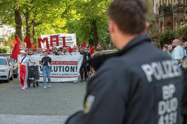 News Themen der Woche KW18 News Bilder des Tages 01.05.2024, Revolutionäre 1. Mai Demo, Hamburg: Im Rahmen einer revolutionären 1. Mai Demo unter dem Motto Krieg, Krise, Kapitalismus - so wie es ist, darf es nicht bleiben zogen mehrere tausend Menschen vom Heidi-Kabel-Platz bis Bahnhof Landwehr durch Hamburg. Zu der Veranstaltung rief online der sog. Rote Aufbau auf. Hamburg Deutschland Revolutionäre 1. Mai Demo 2024 Hamburg-40 *** 01 05 2024, Revolutionary 1 May demo, Hamburg As part of a revolutionary 1 May demo under the motto War, crisis, capitalism as it is, it must not remain, several thousand people marched through Hamburg from Heidi Kabel Platz to Landwehr station The event was called online by the so-called Rote Aufbau Hamburg Germany Revolutionary 1 May demo 2024