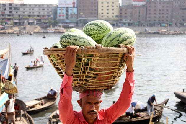 News Themen der Woche KW18 May 2, 2024, Dhaka, Dhaka, Bangladesh: Workers unload watermelons from boats at Sadarghat in Dhaka. In southern Bangladesh, watermelon seeds are sown in November-December and marketed in March to May. These watermelons are sent across the country by boat for sale. Dhaka Bangladesh - ZUMAk174 20240502_zip_k174_014 Copyright: xSyedxMahabubulxKaderx