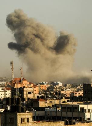 Bilder des Jahres 2024, News 05 Mai News Themen der Woche KW18 Smoke billows on the horizon during a residential building hit in an Israeli air strike in Rafah in the southern Gaza Strip, on Thursday, May 2, 2024.  GAZ2024050220 IsmaelxMohamad