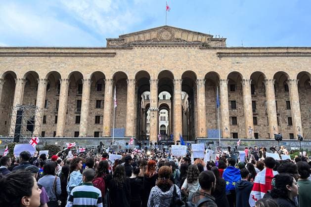 Bilder des Jahres 2024, News 05 Mai News Themen der Woche KW18 News Bilder des Tages GEORGIA, TBILISI - MAY 2, 2024: A rally against a bill on foreign agents takes place outside the building of the national parliament. In early April, the ruling party Georgian Dream - Democratic Georgia decided to reintroduce the controversial bill shelved a year ago amid mass protests. Mikhail Yegikov TASS  69600430