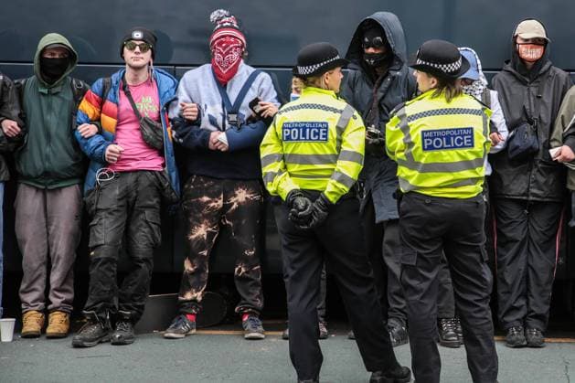 Bilder des Jahres 2024, News 05 Mai News Themen der Woche KW18 News Bilder des Tages Protest in south London over the planned transfer of asylum seekers to the Bibby Stockholm barge - 02 May 2024 Masked protesters slash tyres and form human chain around coach trying to take migrants to Bibby Stockholm barge during the demonstration. Protesters and police have clashed during a protest in south London over the planned transfer of asylum seekers to the Bibby Stockholm barge in Dorset. London United Kingdom Copyright: xThaboxJaiyesimix xSOPAxImagesx peckhamprotestuntitled-5498