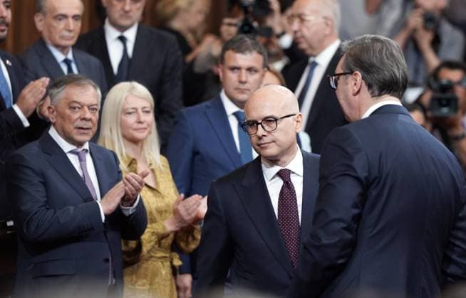 Bilder des Jahres 2024, News 05 Mai News Themen der Woche KW18 News Bilder des Tages (240502) -- BELGRADE, May 2, 2024 -- Serbia s new Prime Minister Milos Vucevic (C) is congratulated after taking the oath during a swearing-in ceremony at the Serbian Parliament building in Belgrade, Serbia, on May 2, 2024. The Serbian parliament elected the country s new government on Thursday, led by Prime Minister Milos Vucevic. Vucevic s government, with Finance Minister Sinisa Mali as the first deputy prime minister, was sworn into duty after it garnered 152 votes in the 250-member parliament. (Photo by Xinhua) SERBIA-BELGRADE-NEW GOVERNMENT PredragxMilosavljevic 