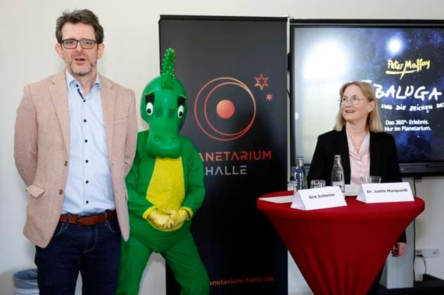 Dirk Schlesinger und Judith Marquard beim Pressegespräch zur Premiere des Fulldome-Erlebnisses der Musikshow Tabaluga und die Zeichen der Zeit im Planetarium. Halle (Saale), 02.05.2024