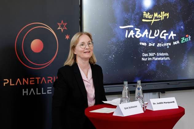 Judith Marquard beim Pressegespräch zur Premiere des Fulldome-Erlebnisses der Musikshow Tabaluga und die Zeichen der Zeit im Planetarium. Halle (Saale), 02.05.2024