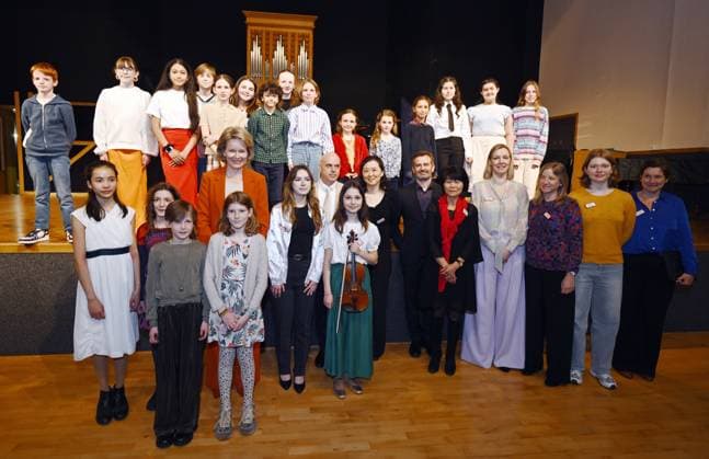 Queen Mathilde of Belgium and Students pose for the photographer during a visit to the music academy in Anderlecht, Brussels on Friday 03 May 2024.  ERICxLALMAND 91998953