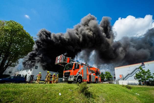 Bilder des Jahres 2024, News 05 Mai News Themen der Woche KW18 03.05.2024,Berlin,GER, - Großbrand in Berlin Lichterfelde. *** 03 05 2024,Berlin,GER, Major fire in Berlin Lichterfelde