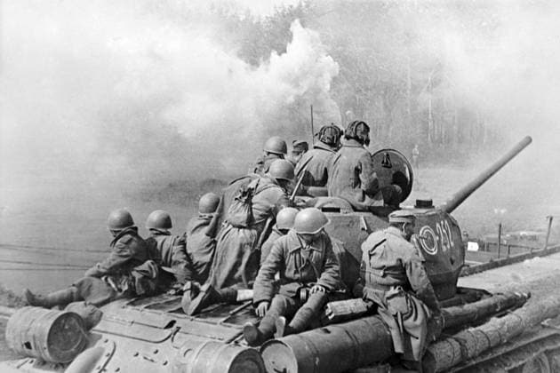 TANKS SPREE 1947 01.04.1945 Soviet tanks near the Spree River, Germany. Vladimir Sputnik Germany  Copyright: xVladimirx