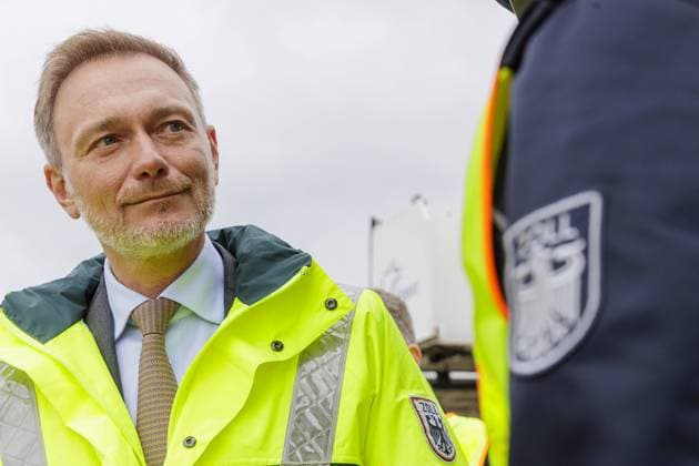 News Themen der Woche KW18 Christian Lindner (FDP), Bundesminister der Finanzen beim Zoll in Frankfurt am Main, Frankfurt am Main, 03.05.2024. Fotografiert im Auftrag des Bundesministeriums fuer Finanzen Frankfurt am Main Deutschland *** Christian Lindner FDP , Federal Minister of Finance at customs in Frankfurt am Main, Frankfurt am Main, 03 05 2024 Photographed on behalf of the Federal Ministry of Finance Frankfurt am Main Germany Copyright: xUtexGrabowskyxBMFxphotothek.dex