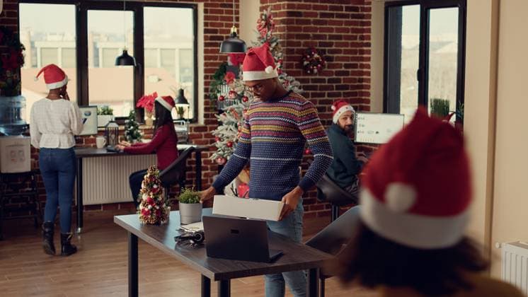 African american man getting fired from office job during christmas season African american man getting fired from office job during christmas season, feeling unhappy and depressed about dismissal. Packing belongings and being upset about career failure. Copyright: x RECORD DATE NOT STATED
