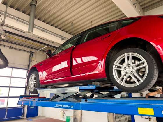 03.04.2024, Ein Tesla Model 3 in Farbe Rot in der Werkstatt. (Amtliche Fahrzeuguntersuchung) 03.05.2024, E-Auto 03.05.2024, E-Auto