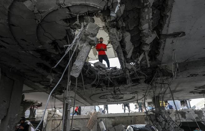 Bilder des Jahres 2024, News 05 Mai News Themen der Woche KW18 Palestinians check the damage in the aftermath of an Israeli airstrike in Rafah, in the southern Gaza Strip, on Friday, May 3, 2024. The bombing resulted in the death of seven members of one family, according to medical sources.  GAZ2024050302 IsmaelxMohamad